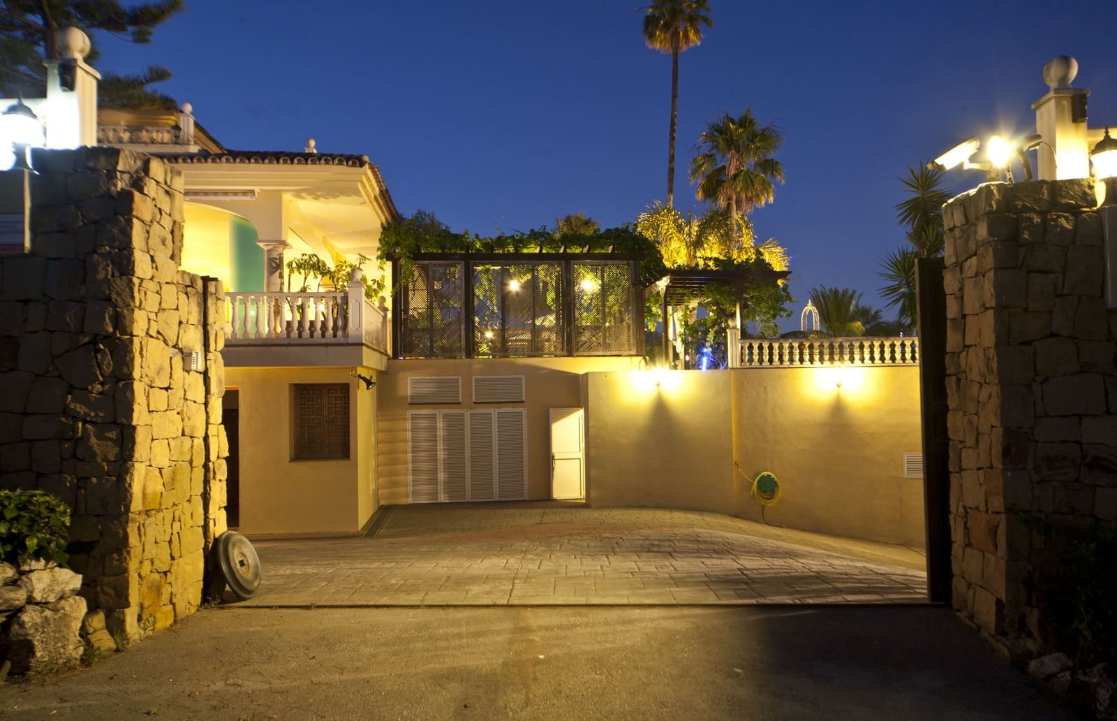 6 soveværelse Villa til salg i Nueva Andalucia med swimmingpool garage - € 7.500.000 (Ref: 9795540)