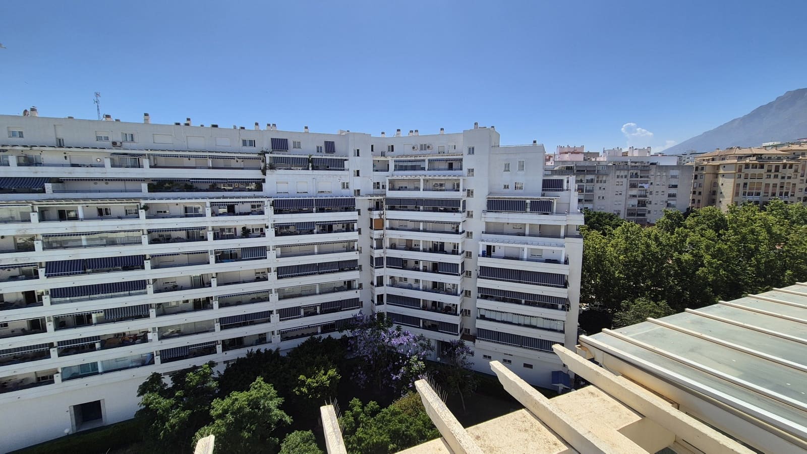 2 quarto Penthouse para arrendar em Marbella com piscina garagem - 1 850 € (Ref: 9911872)