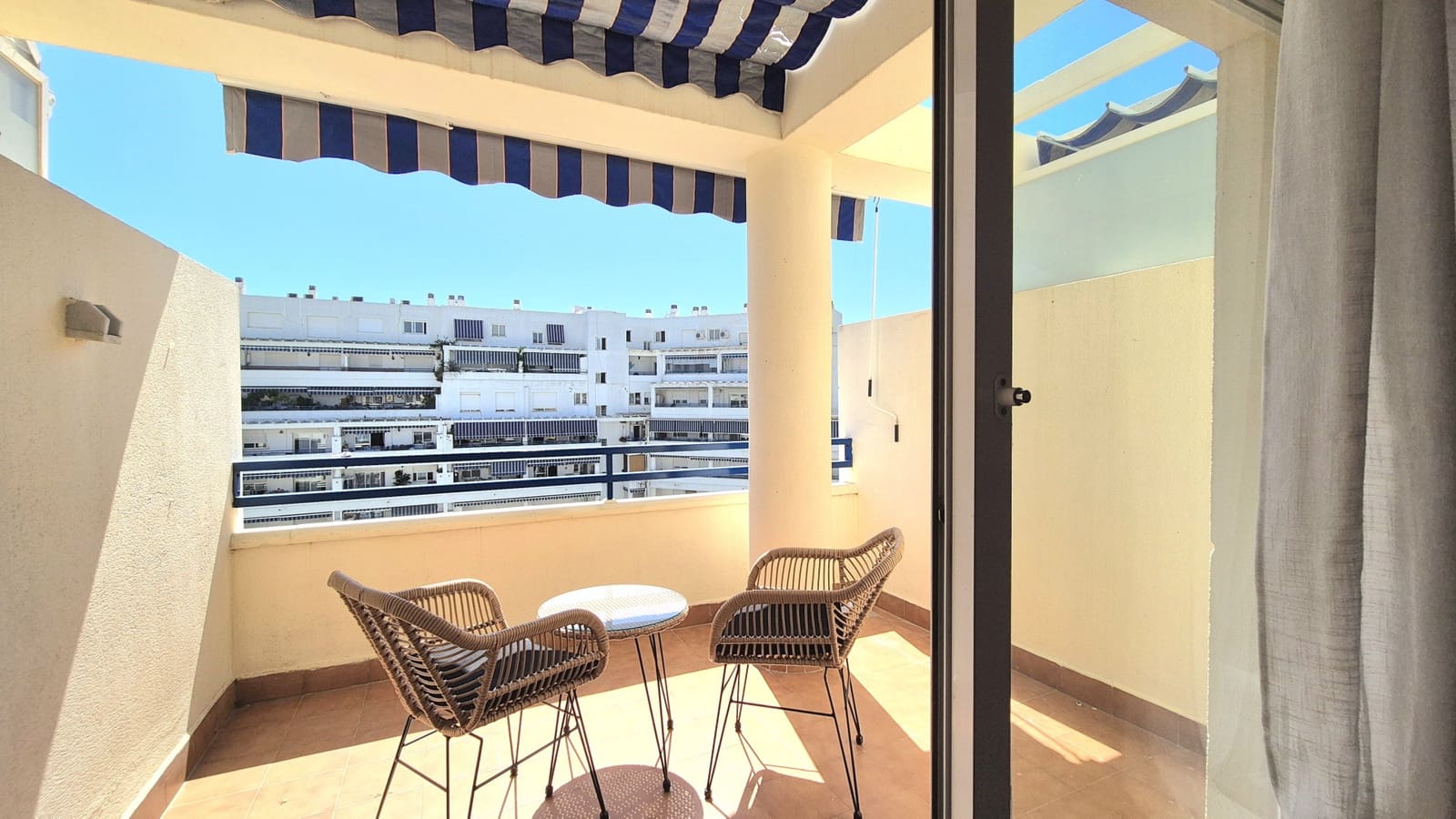 2 quarto Penthouse para arrendar em Marbella com piscina garagem - 1 850 € (Ref: 9911872)