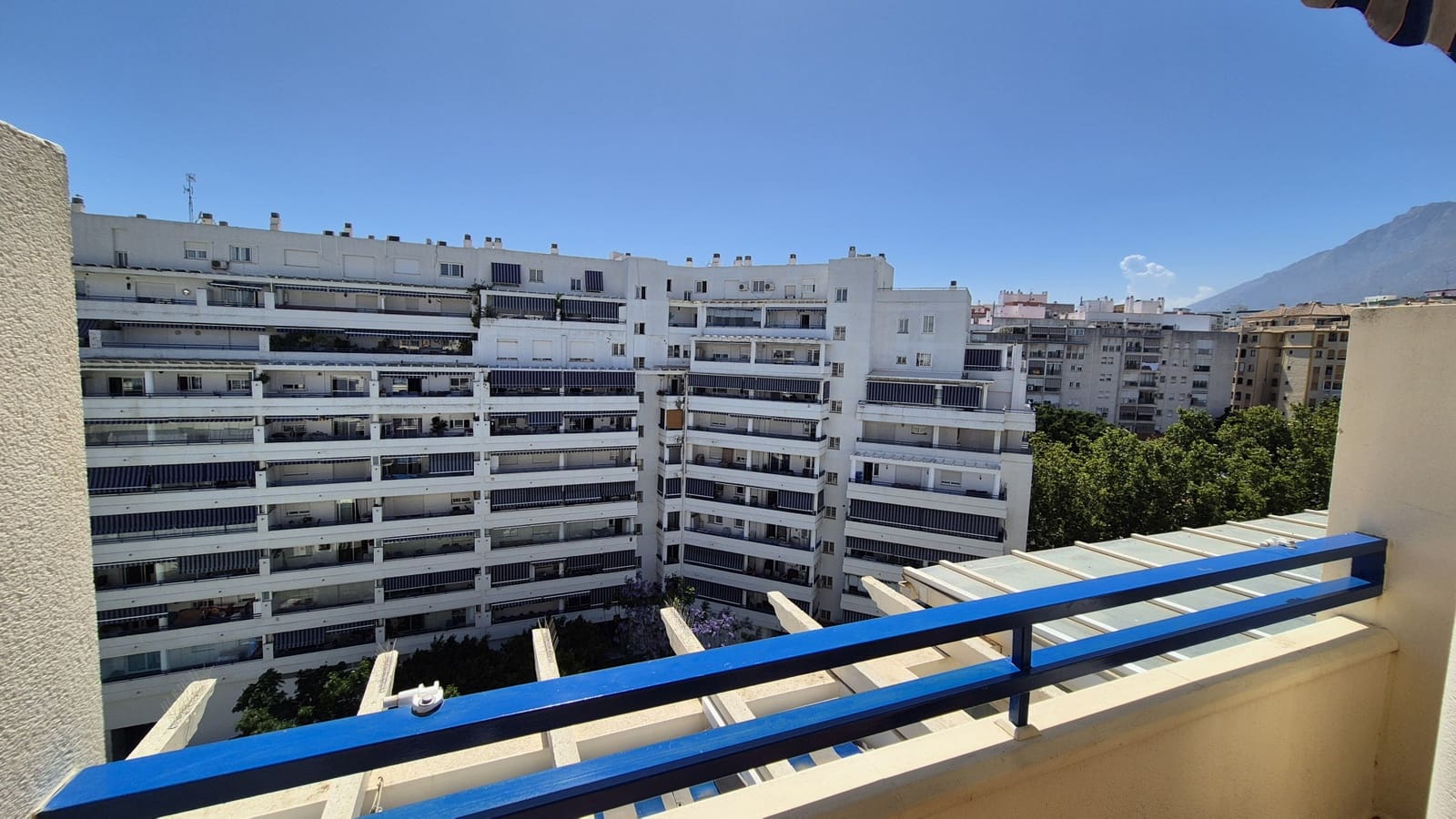 2 quarto Penthouse para arrendar em Marbella com piscina garagem - 1 850 € (Ref: 9911872)