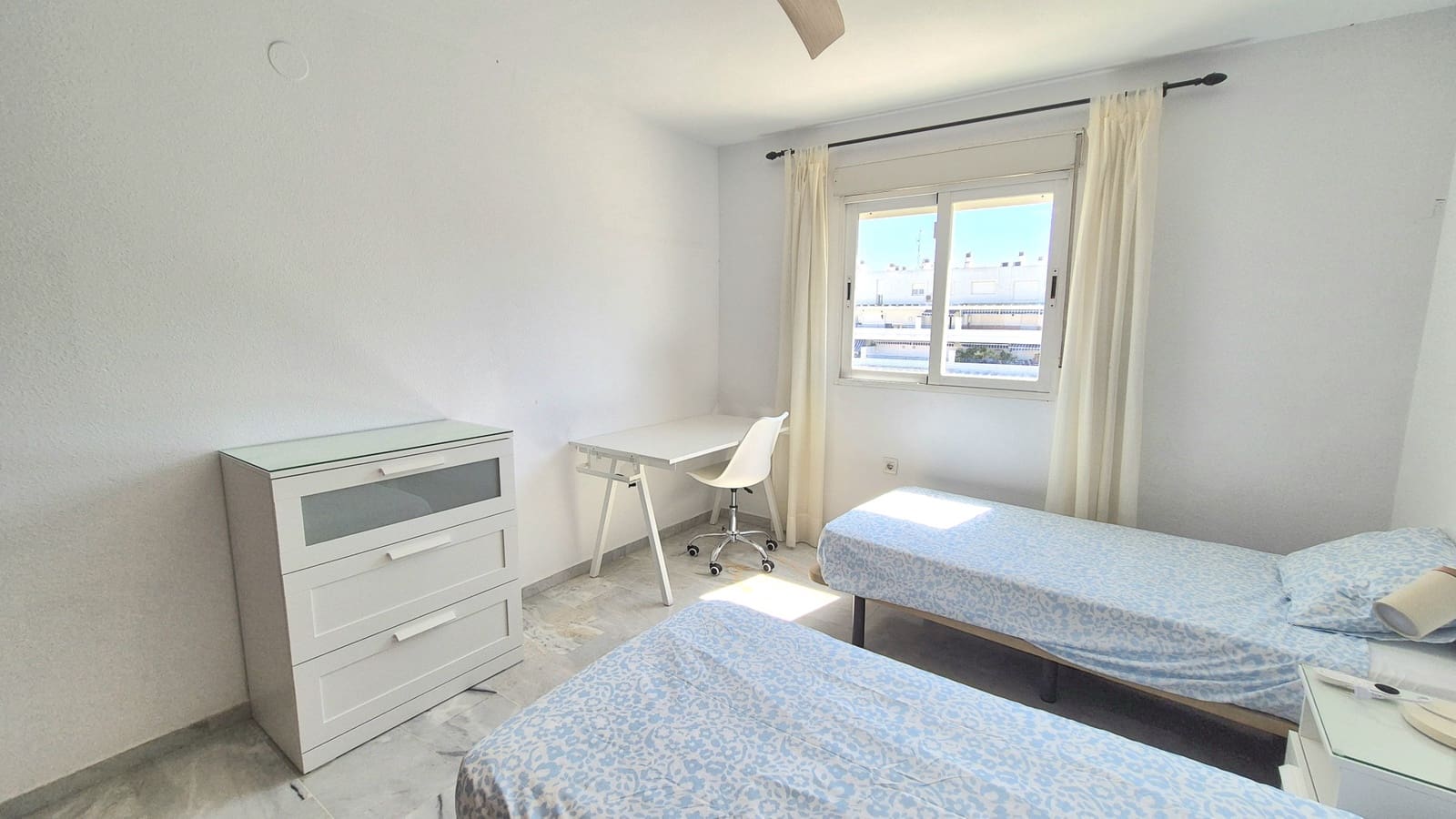 2 quarto Penthouse para arrendar em Marbella com piscina garagem - 1 850 € (Ref: 9911872)