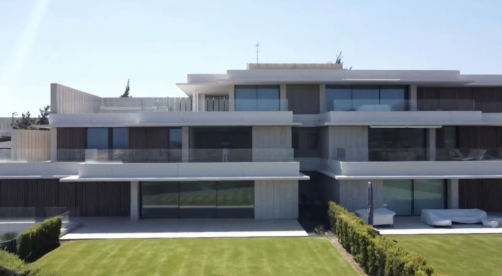 3 bedroom Apartment for sale in Marbella with pool garage - € 1,490,000 (Ref: 9943833)