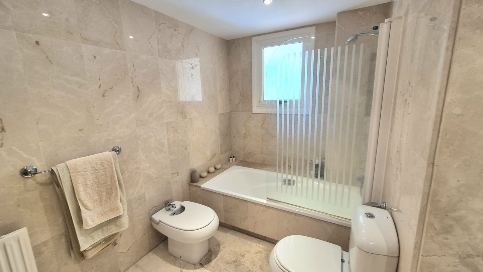 2 soverom Leilighet til salgs i Guadalmina med svømmebasseng garasje - € 425 000 (Ref: 9983940)