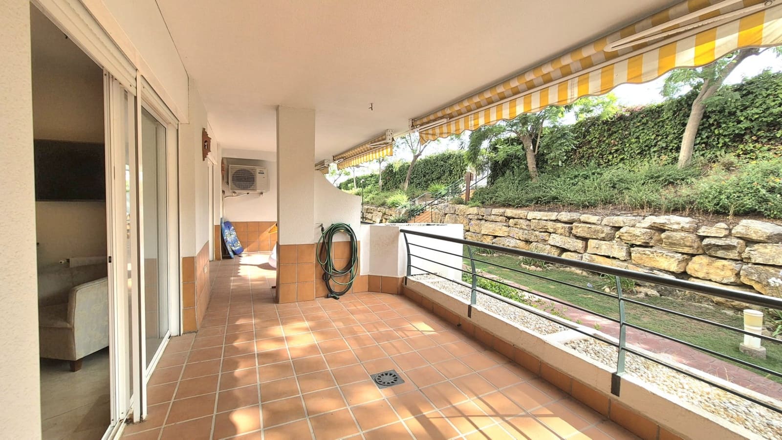 2 soverom Leilighet til salgs i Guadalmina med svømmebasseng garasje - € 425 000 (Ref: 9983940)