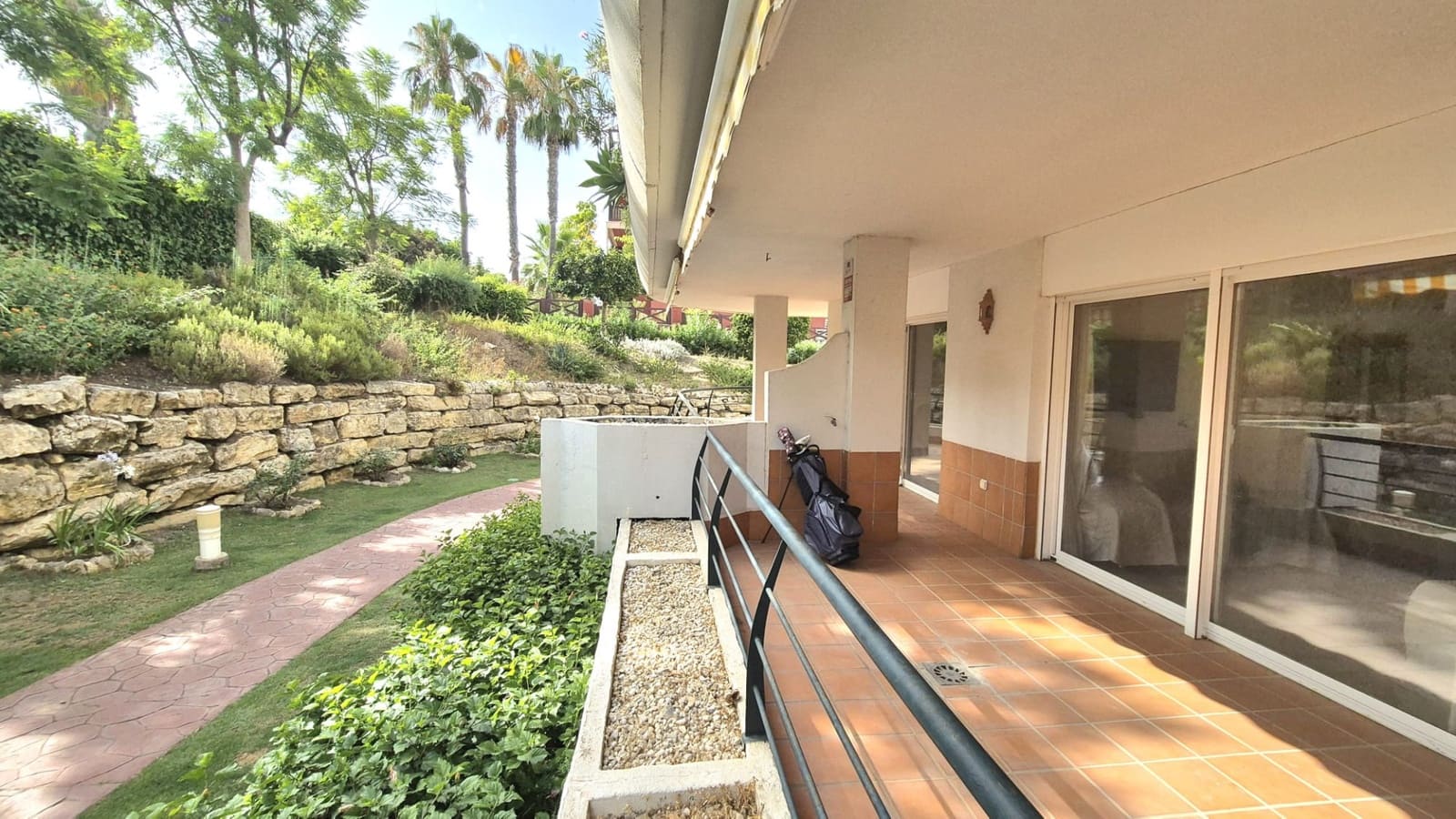 2 soverom Leilighet til salgs i Guadalmina med svømmebasseng garasje - € 425 000 (Ref: 9983940)