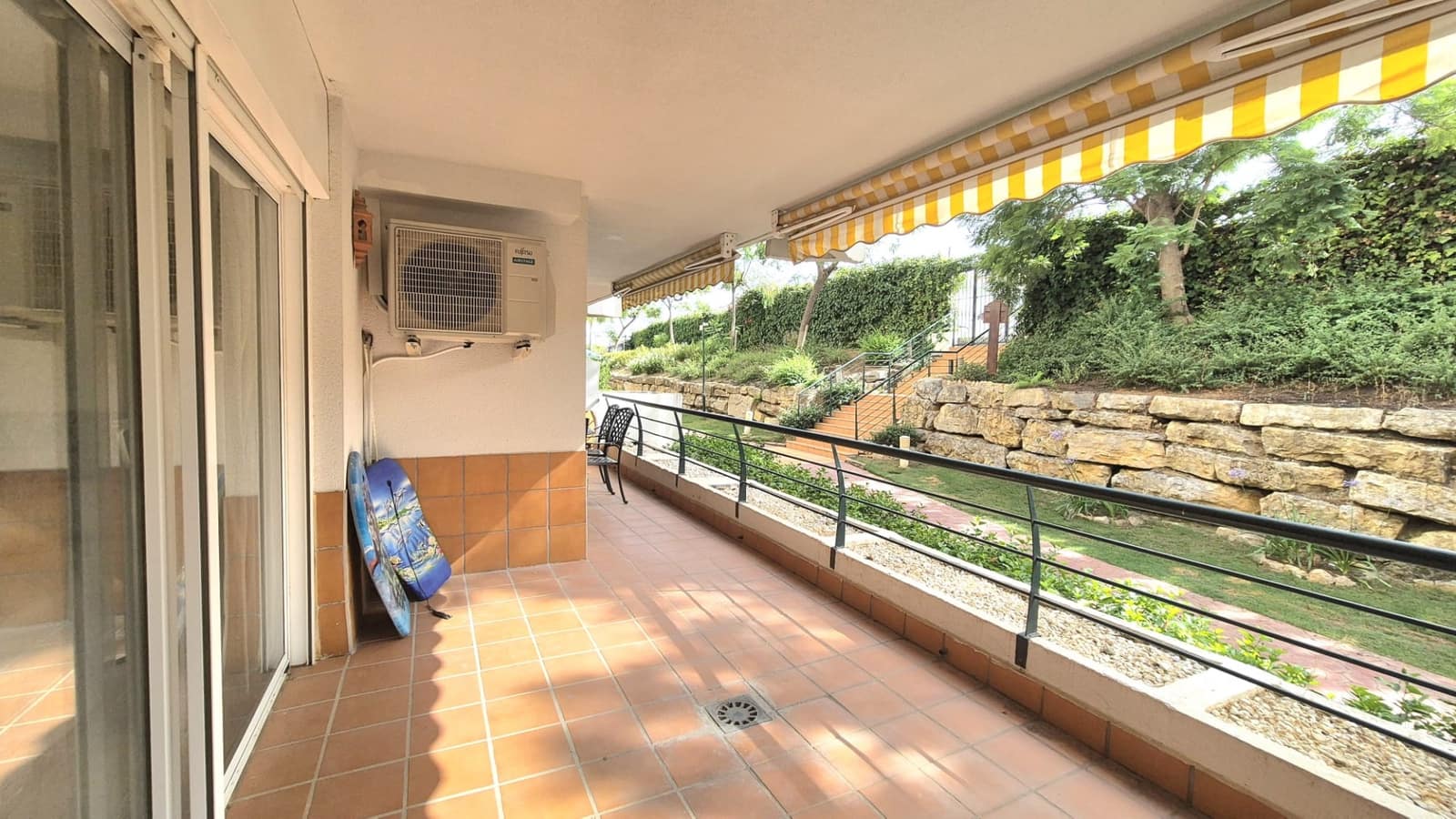 2 soverom Leilighet til salgs i Guadalmina med svømmebasseng garasje - € 425 000 (Ref: 9983940)