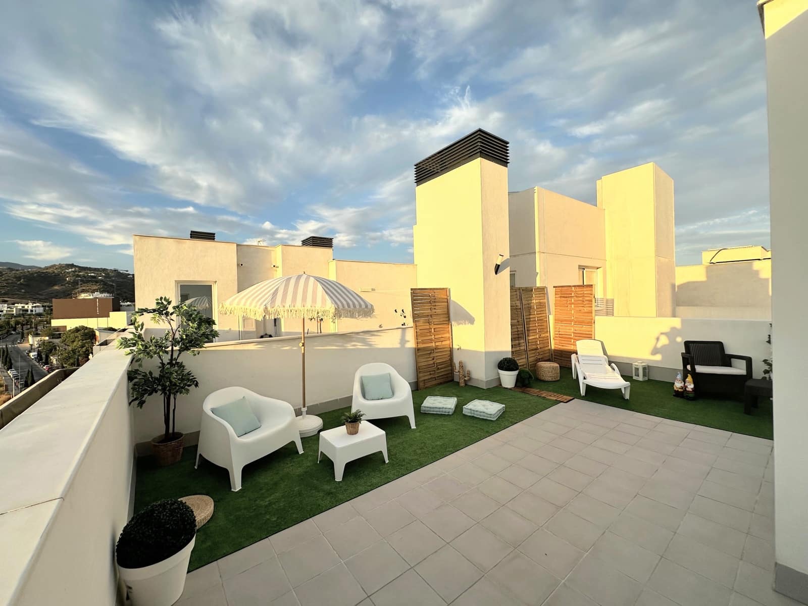 Ático de 3 habitaciones en Estepona en venta con piscina garaje - 649.000 € (Ref: 9996250)