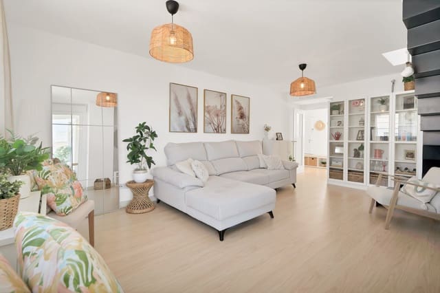 3 quarto Penthouse para venda em Estepona com piscina garagem - 639 000 € (Ref: 9996250)