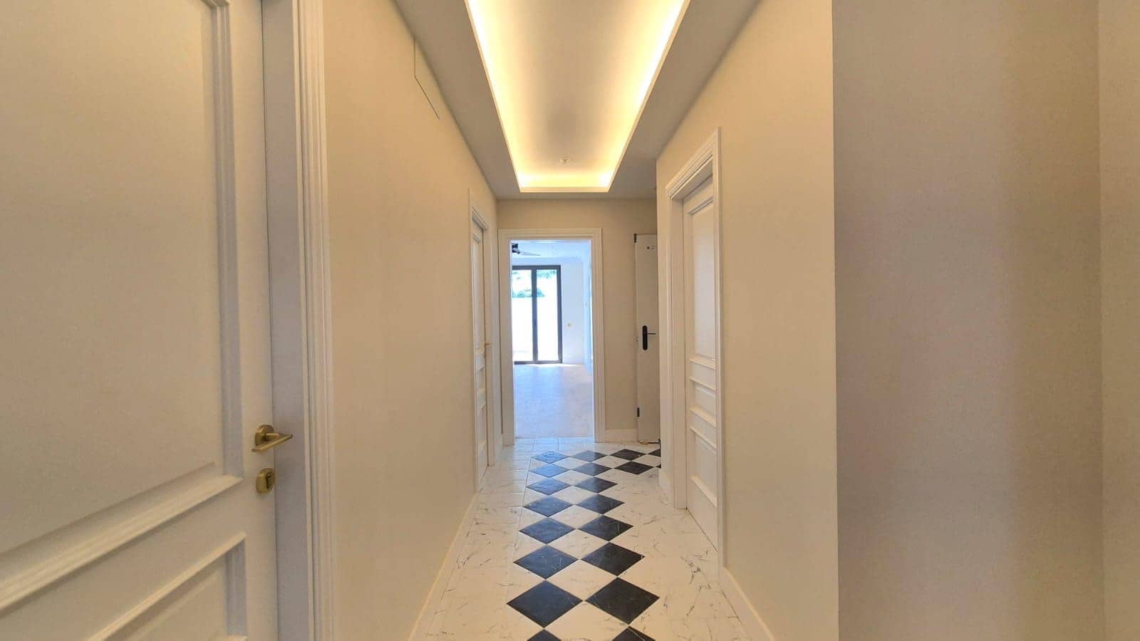 9 sovrum Hotell till salu i Estepona med garage - 4 305 000 € (Ref: 9997908)
