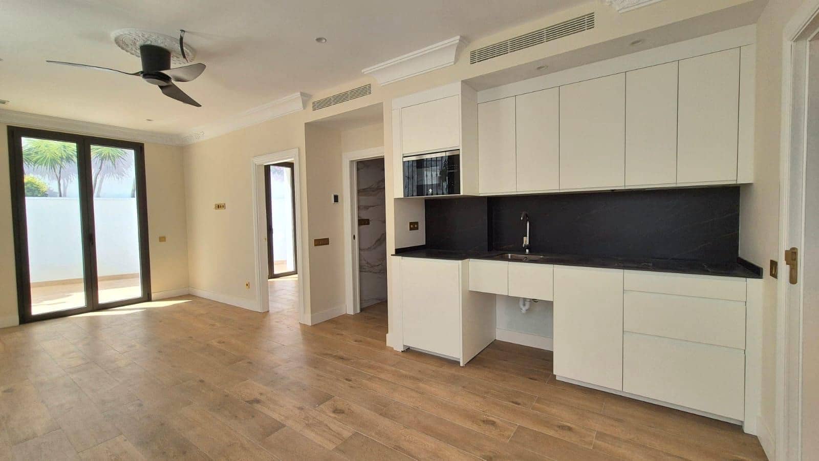 9 sovrum Hotell till salu i Estepona med garage - 4 305 000 € (Ref: 9997908)