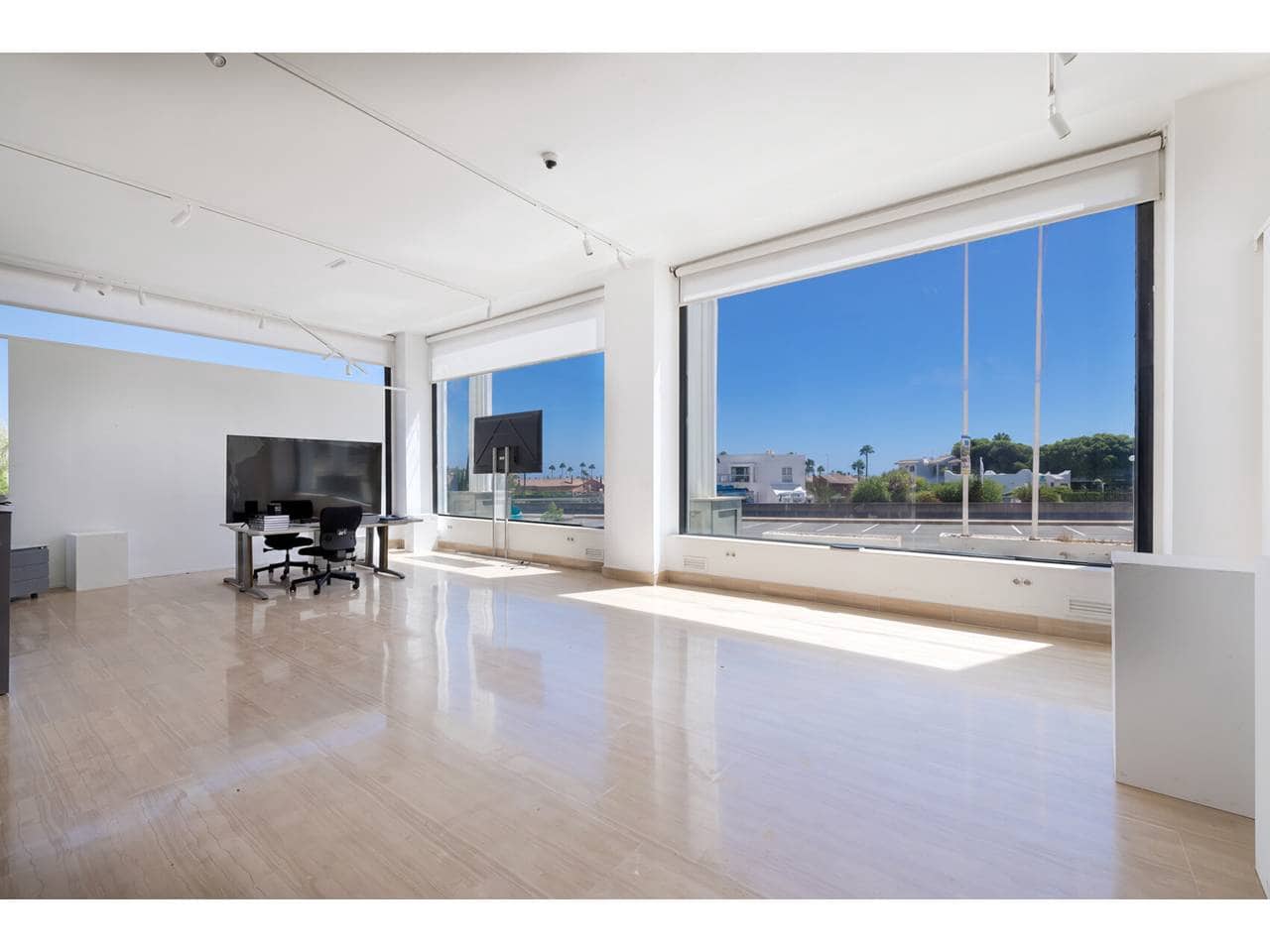 Gewerbe zu verkaufen in Manilva mit Garage - 2.200.000 € (Ref: 10012782)