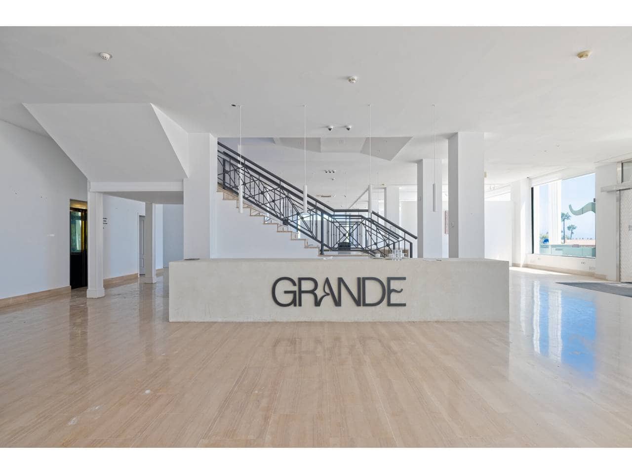 Gewerbe zu verkaufen in Manilva mit Garage - 2.200.000 € (Ref: 10012782)