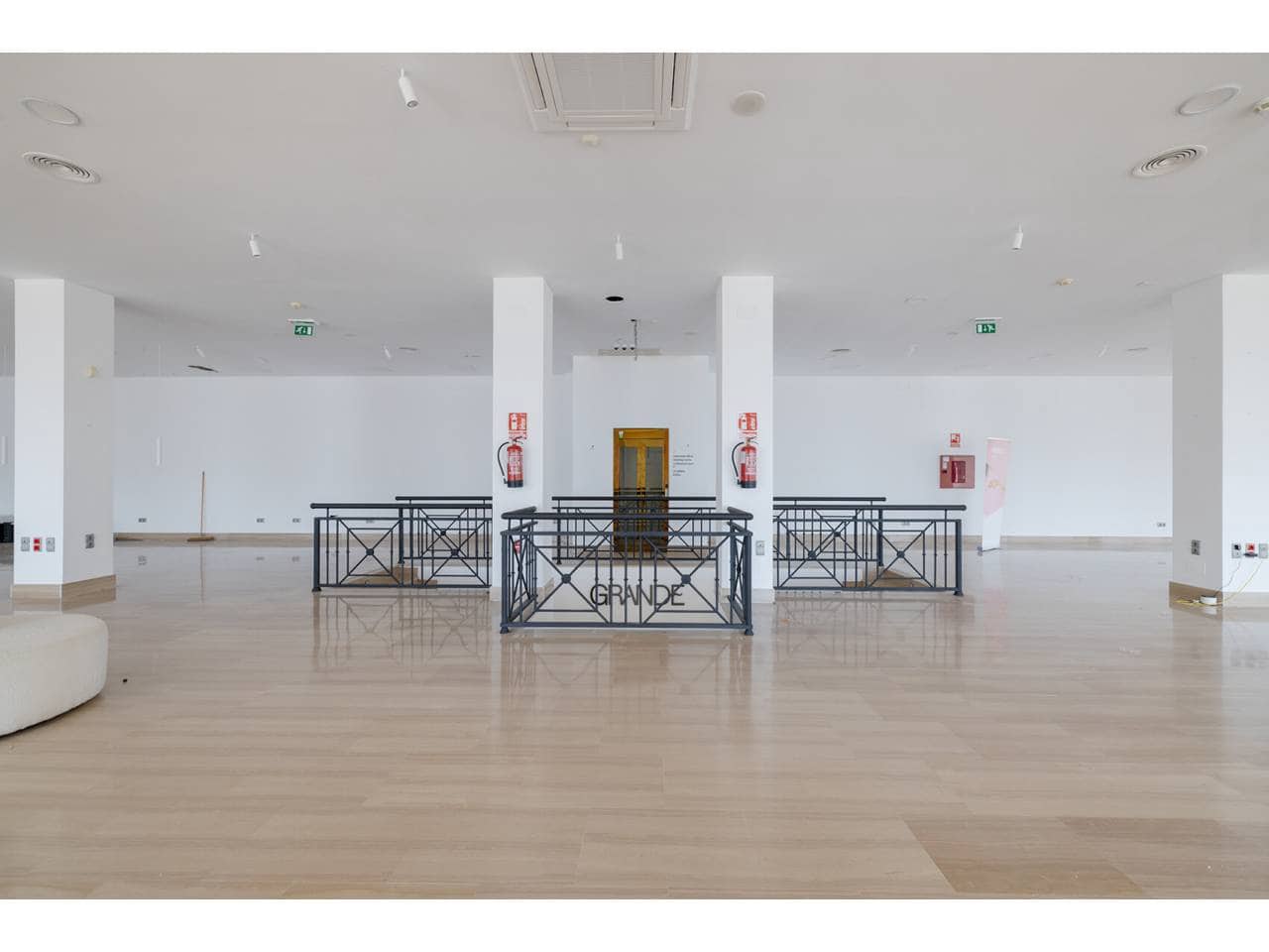 Gewerbe zu verkaufen in Manilva mit Garage - 2.200.000 € (Ref: 10012782)