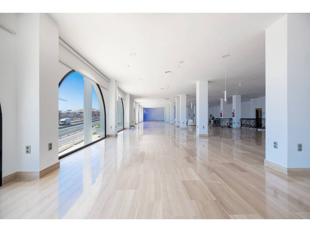 Gewerbe zu verkaufen in Manilva mit Garage - 2.200.000 € (Ref: 10012782)