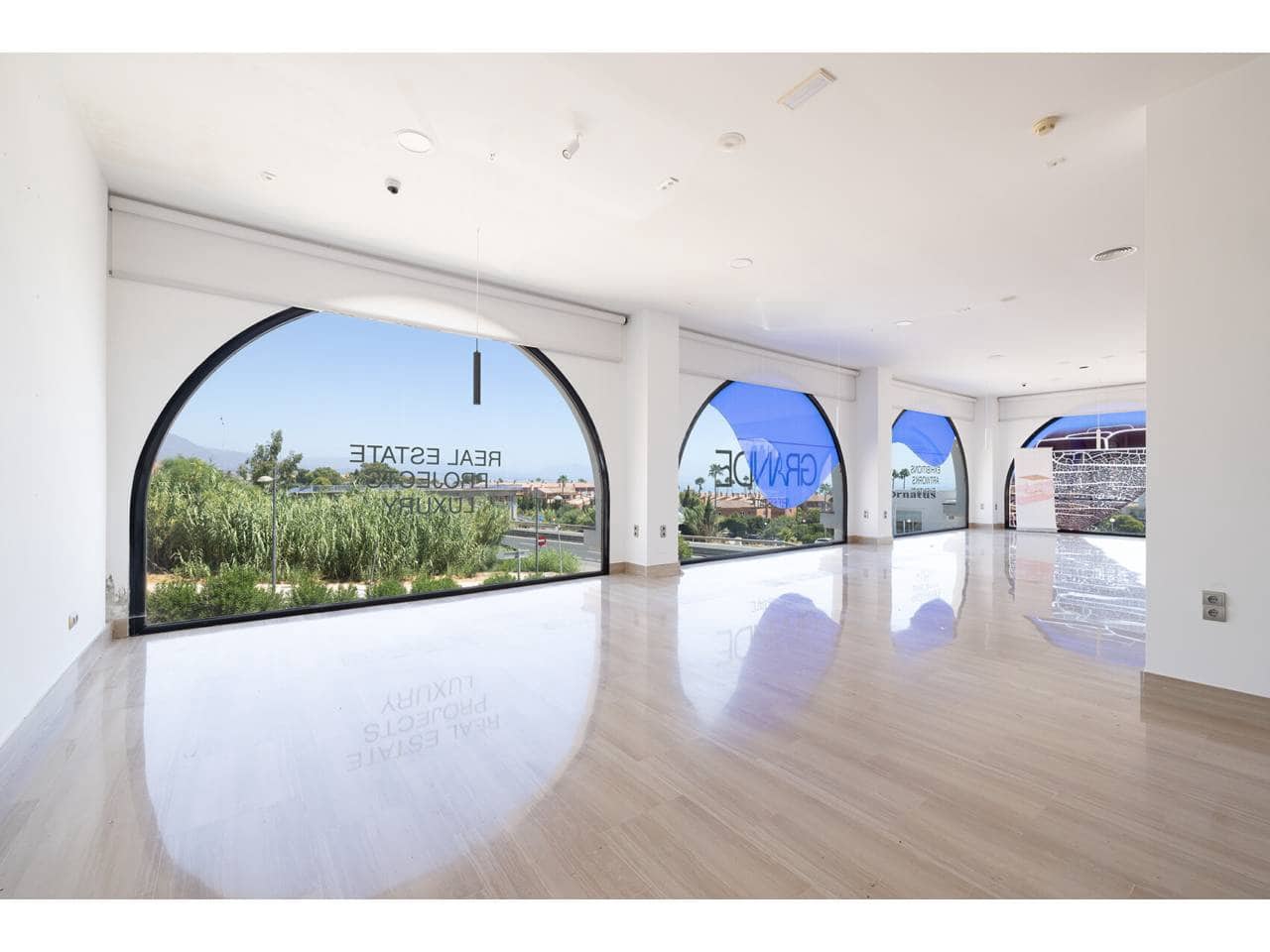 Gewerbe zu verkaufen in Manilva mit Garage - 2.200.000 € (Ref: 10012782)