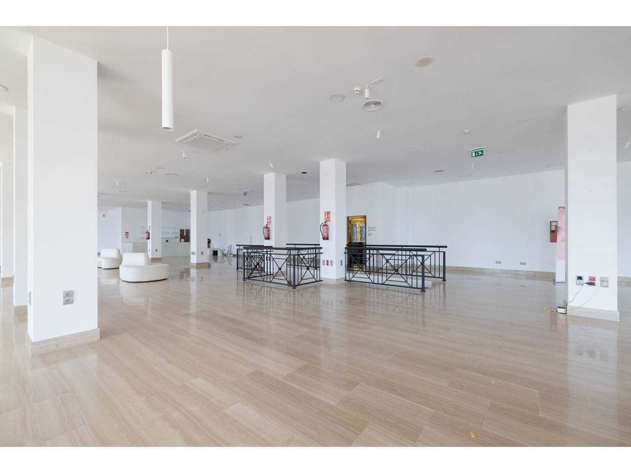 Gewerbe zu verkaufen in Manilva mit Garage - 2.200.000 € (Ref: 10012782)