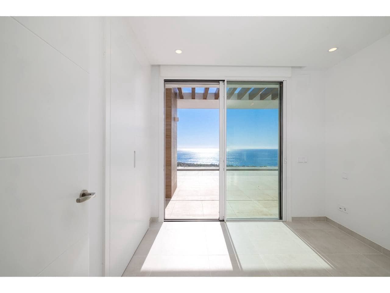 Ático de 3 habitaciones en La Alcaidesa en venta con piscina garaje - 1.260.000 € (Ref: 10042433)