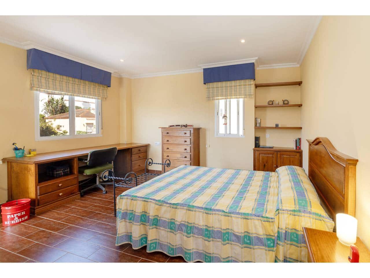4 sovrum Villa till salu i Algeciras med pool garage - 610 000 € (Ref: 10077539)