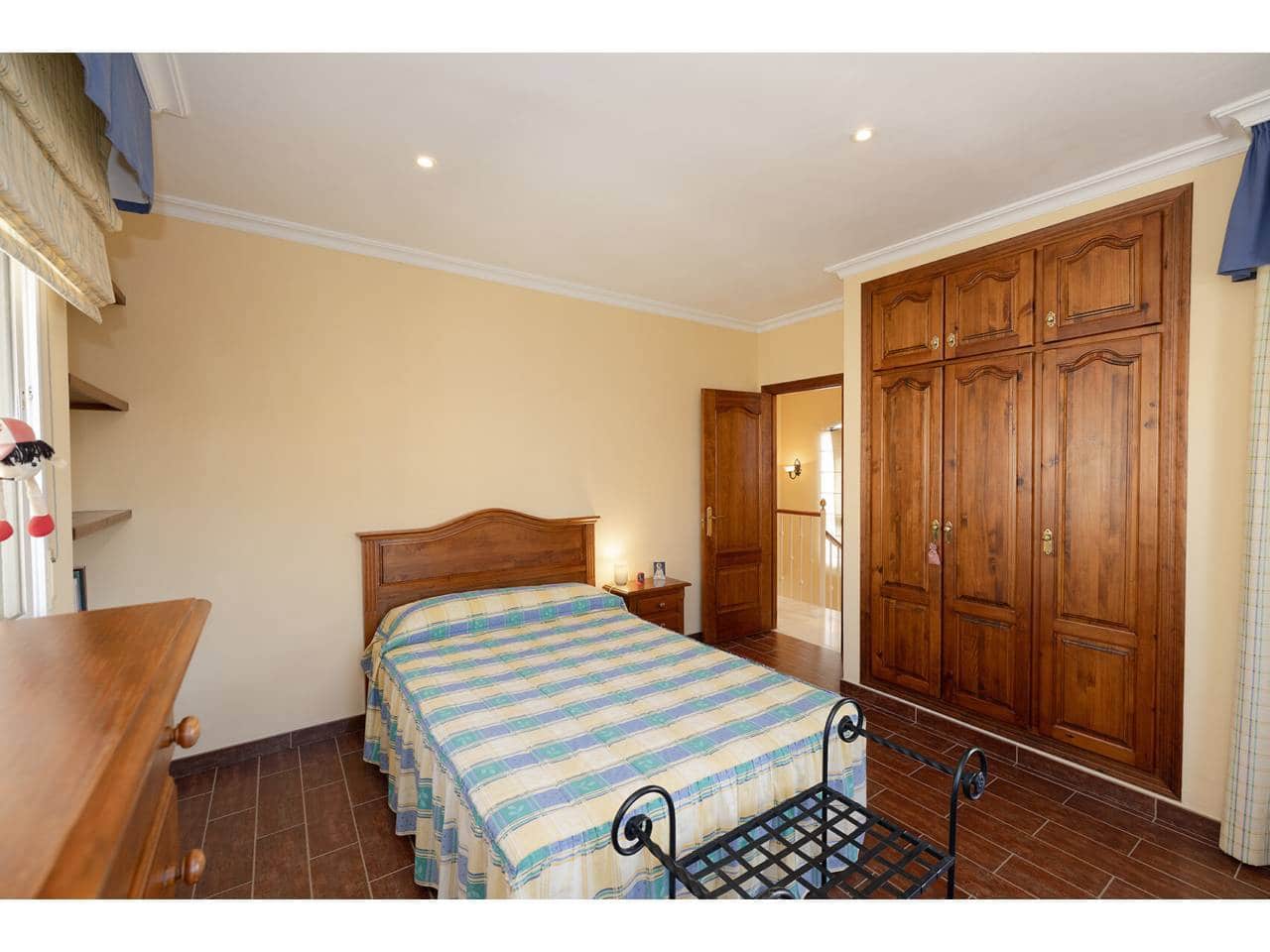 4 sovrum Villa till salu i Algeciras med pool garage - 610 000 € (Ref: 10077539)