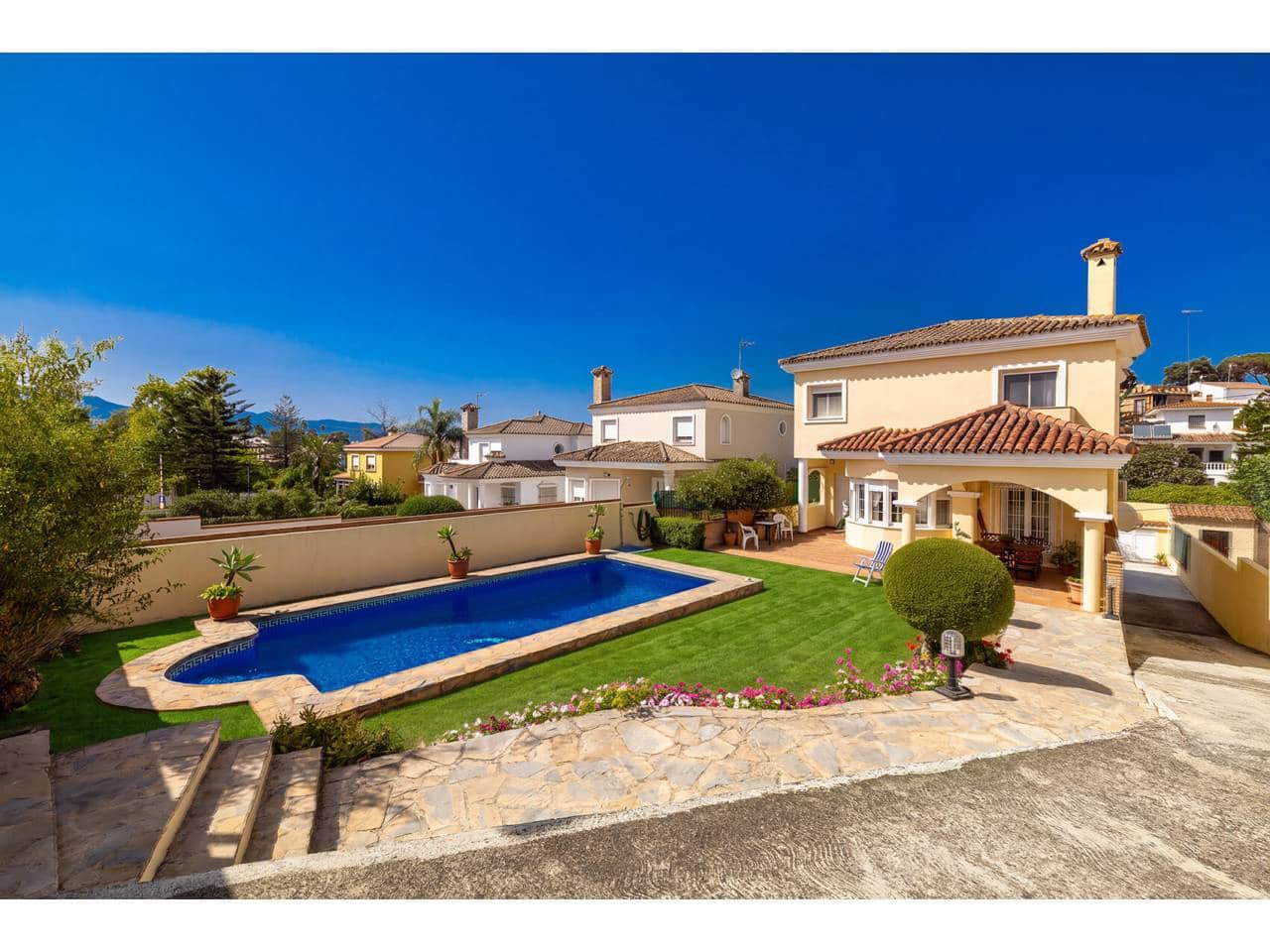 4 bedroom Villa for sale in Algeciras with pool garage - € 610,000 (Ref: 10077539)
