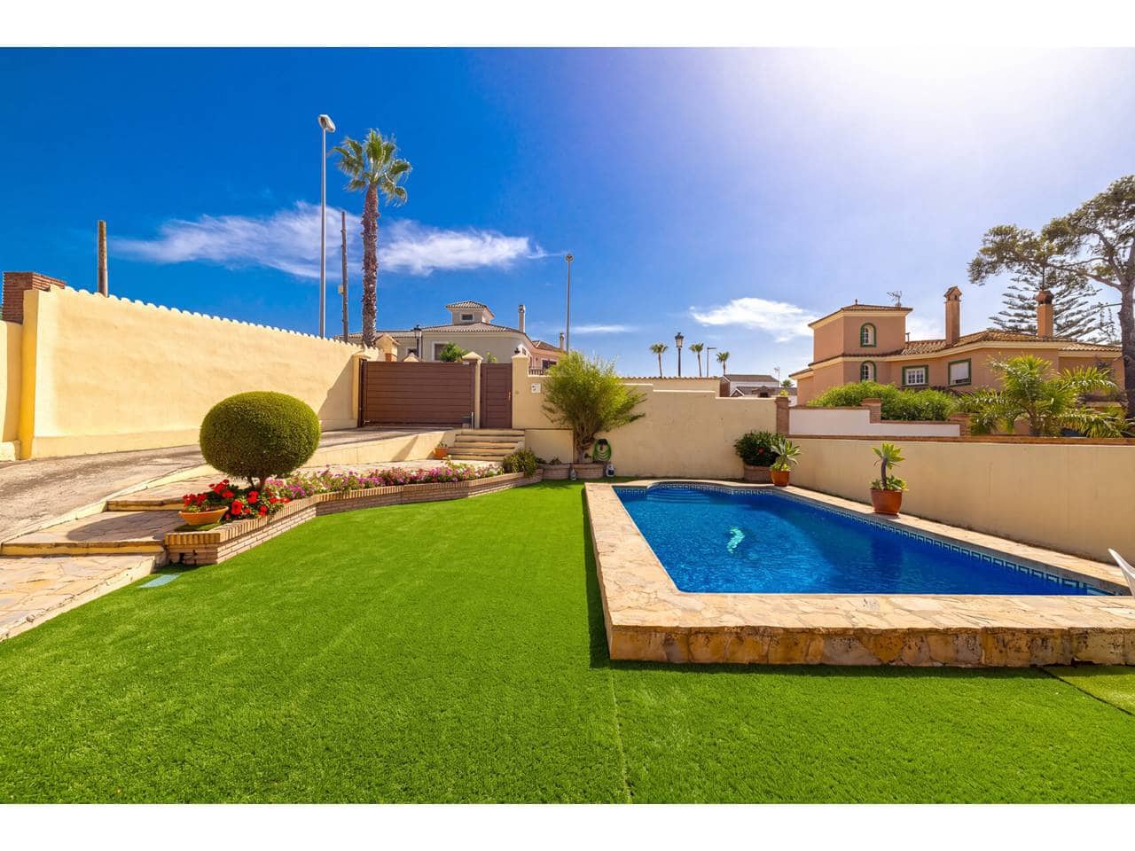 4 bedroom Villa for sale in Algeciras with pool garage - € 610,000 (Ref: 10077539)