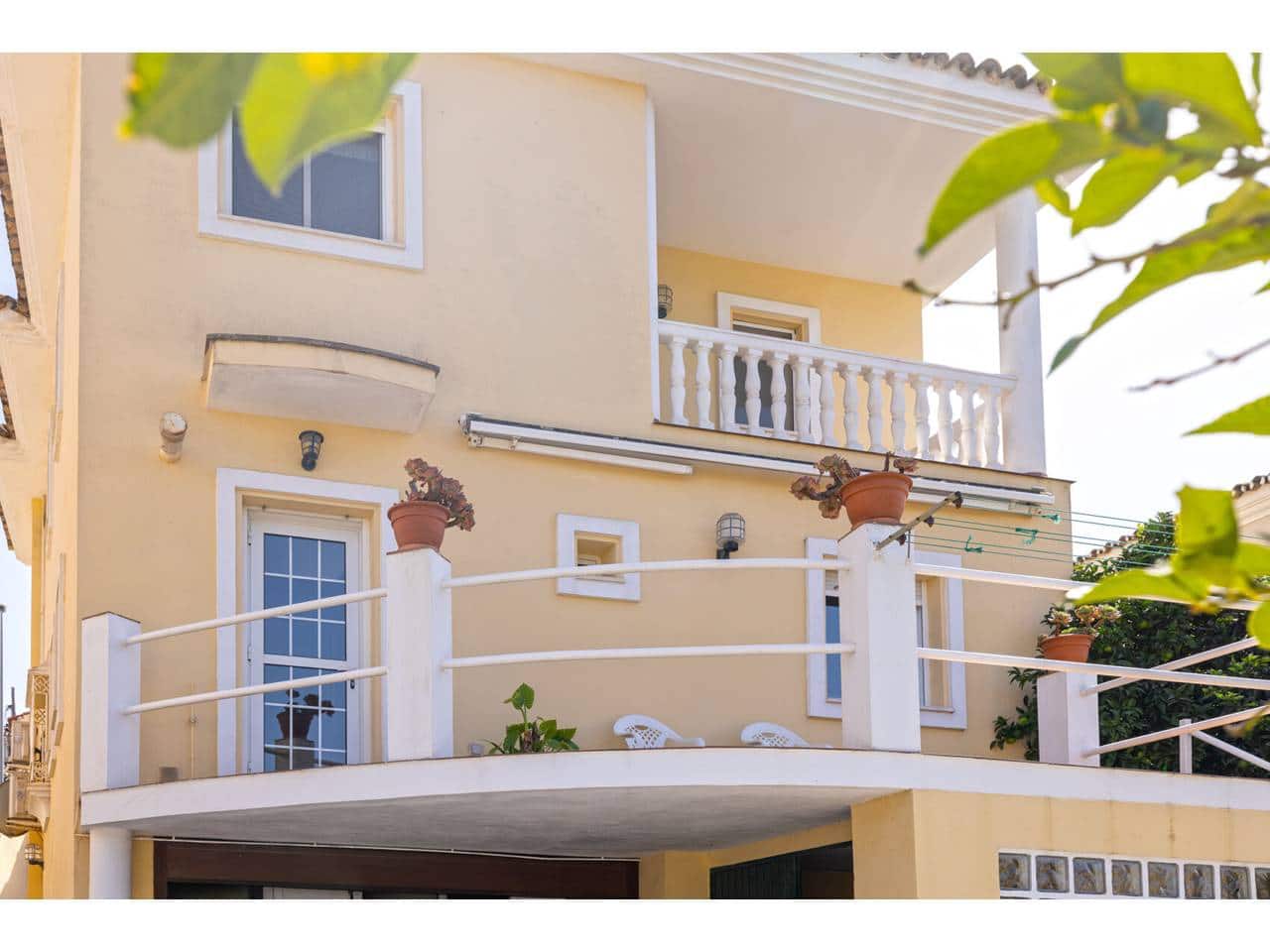 4 slaapkamer Villa te koop in Algeciras met zwembad garage - € 610.000 (Ref: 10077539)