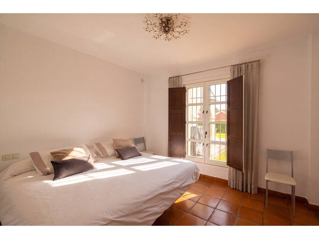 6 slaapkamer Villa te koop in Sotogrande met zwembad garage - € 1.300.000 (Ref: 10077540)
