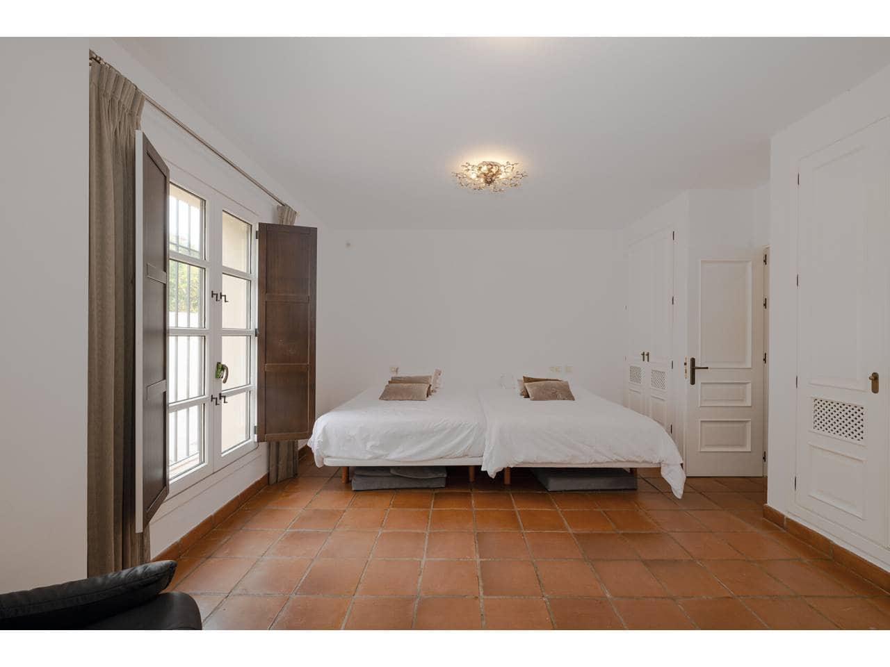 6 slaapkamer Villa te koop in Sotogrande met zwembad garage - € 1.300.000 (Ref: 10077540)