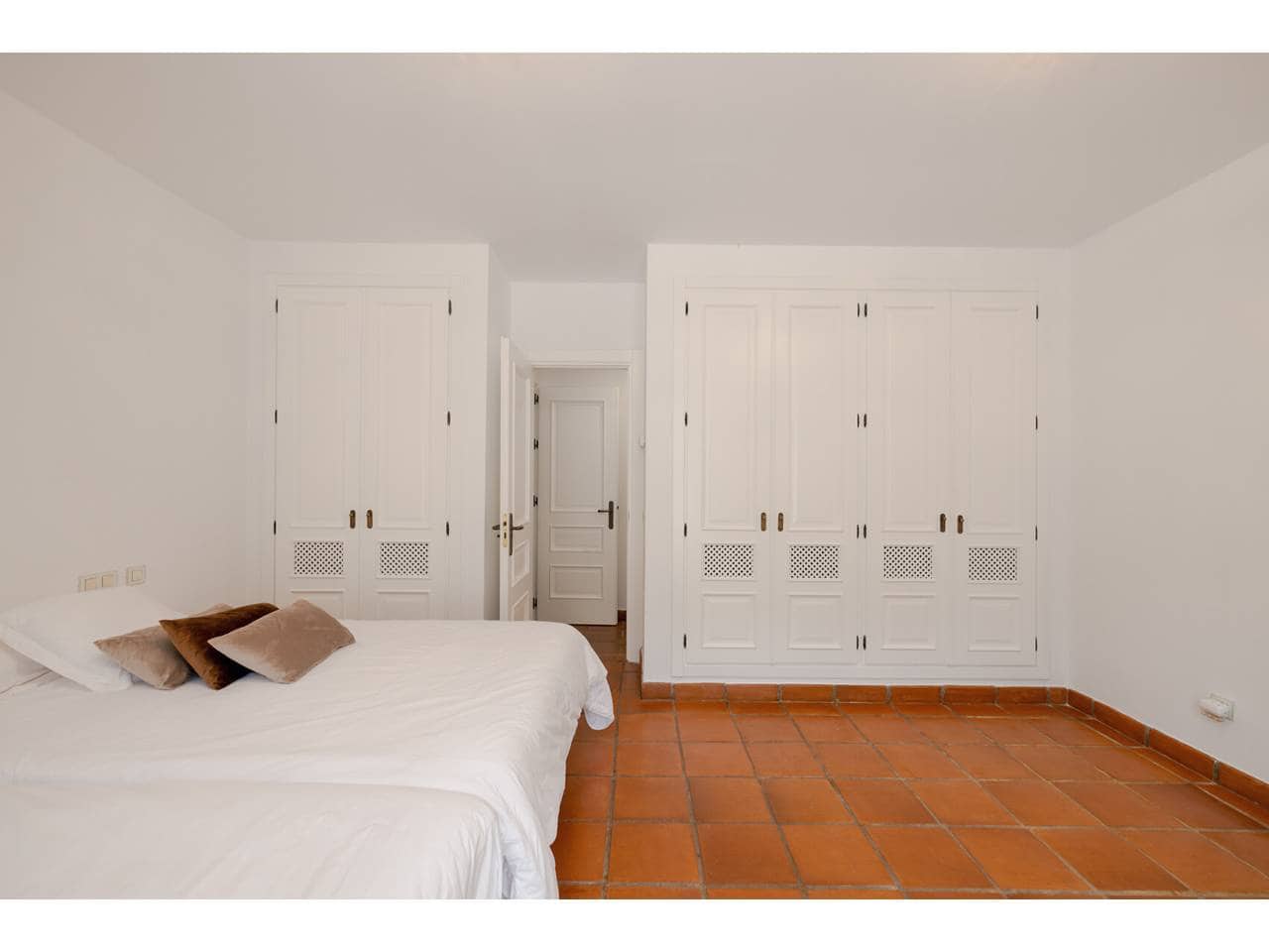 6 slaapkamer Villa te koop in Sotogrande met zwembad garage - € 1.300.000 (Ref: 10077540)