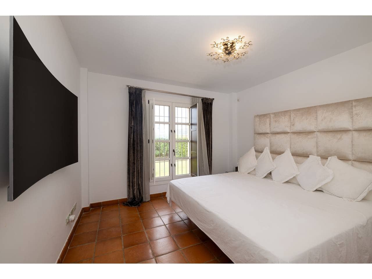 6 slaapkamer Villa te koop in Sotogrande met zwembad garage - € 1.300.000 (Ref: 10077540)