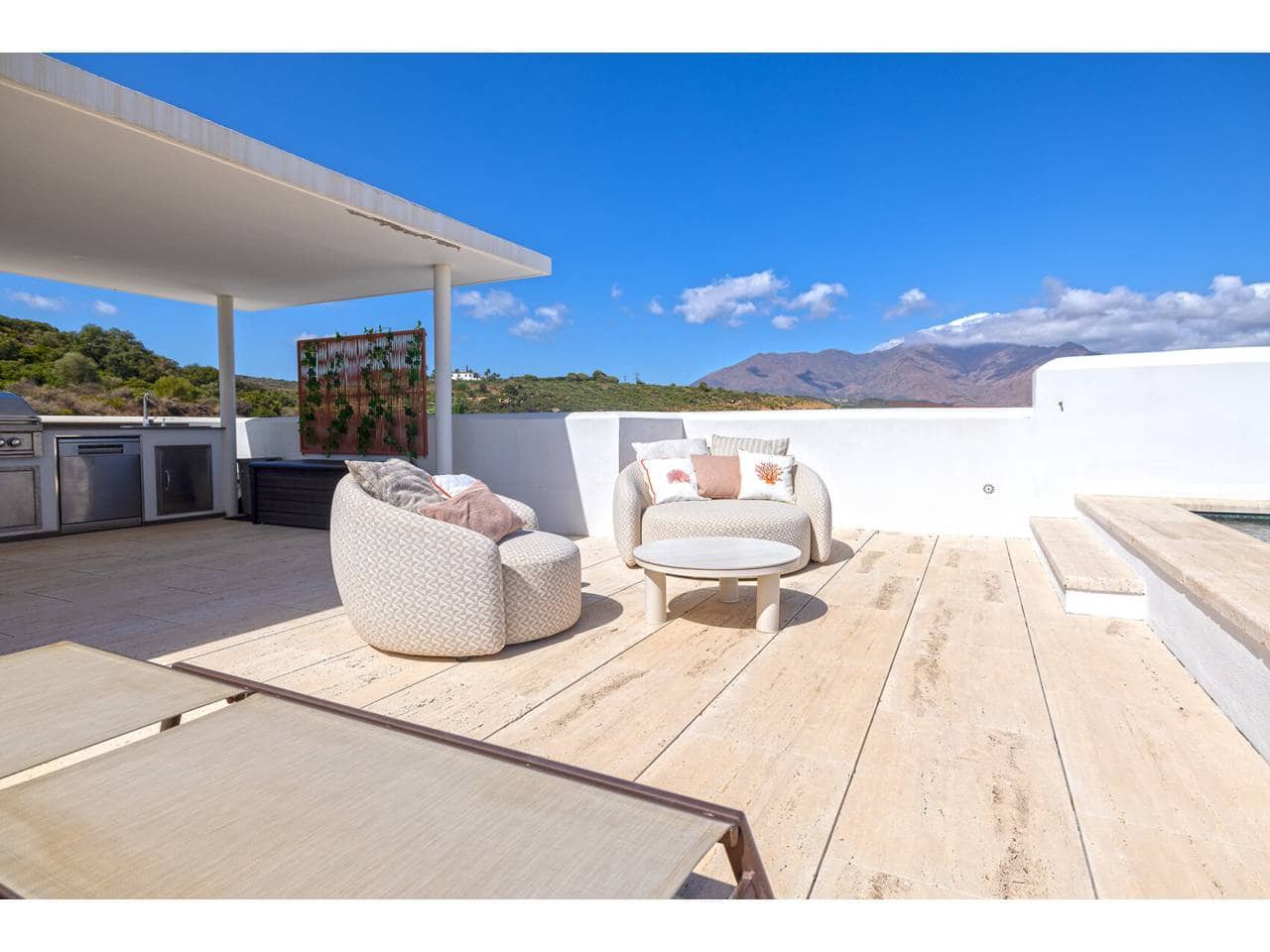 Ático de 4 habitaciones en Casares en venta con piscina garaje - 5.100.000 € (Ref: 10106585)