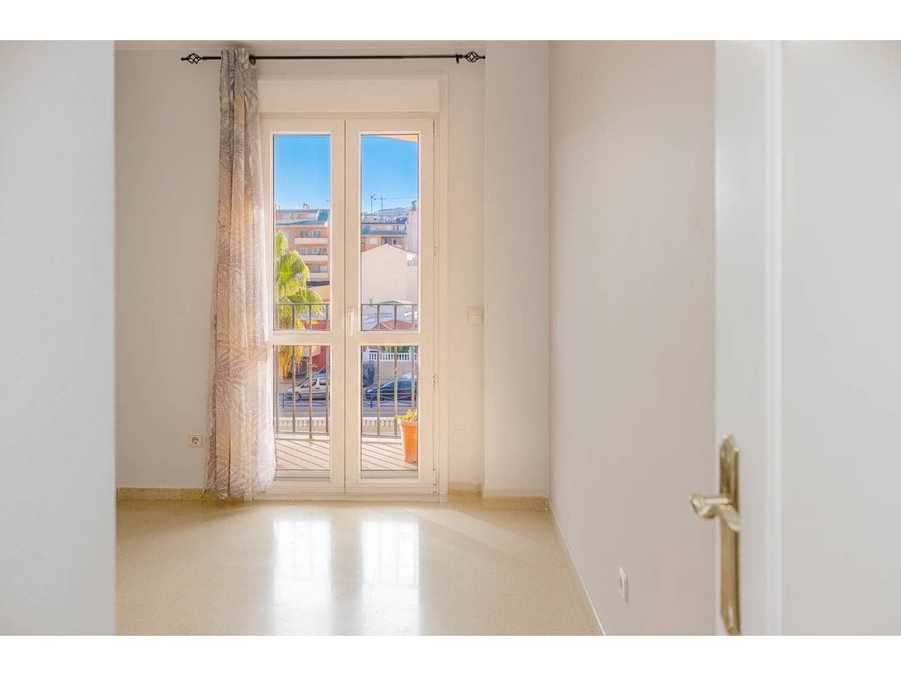 Apartamento de 2 habitaciones en San Luis de Sabinillas en venta con piscina - 264.900 € (Ref: 10127482)