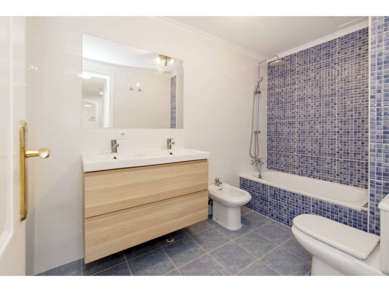 Apartamento de 2 habitaciones en San Luis de Sabinillas en venta con piscina - 264.900 € (Ref: 10127482)
