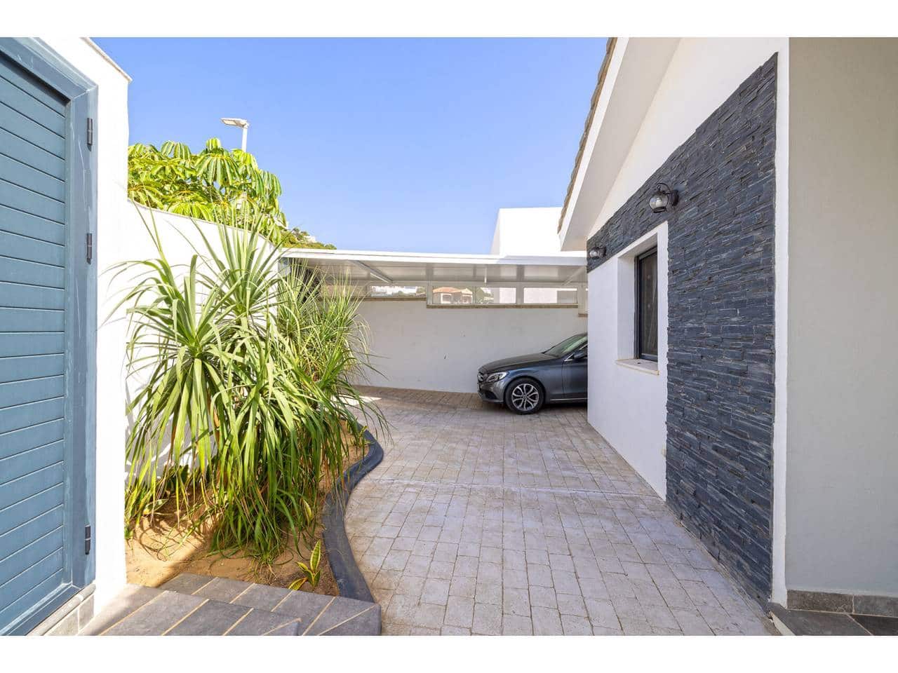 5 slaapkamer Villa te koop in Algeciras met zwembad garage - € 880.000 (Ref: 10182427)