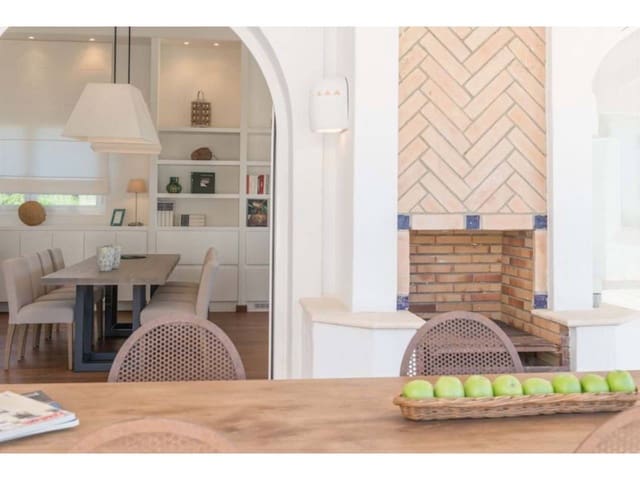 4 bedroom Villa for sale in Benalup with pool garage - € 695,000 (Ref: 6898482)