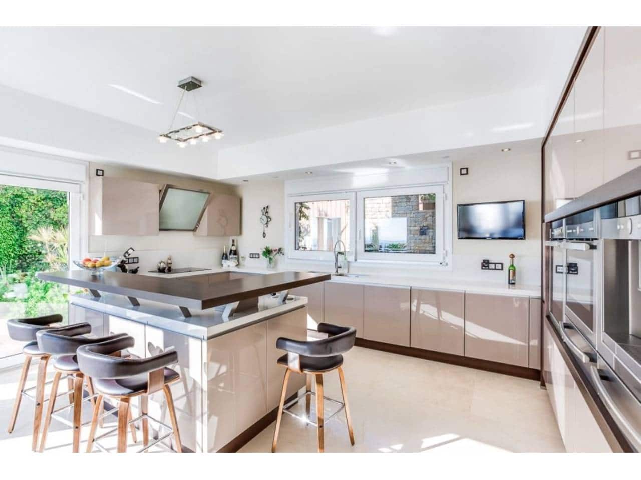 5 soverom Villa til salgs i Manilva med svømmebasseng garasje - € 3 295 000 (Ref: 6898537)