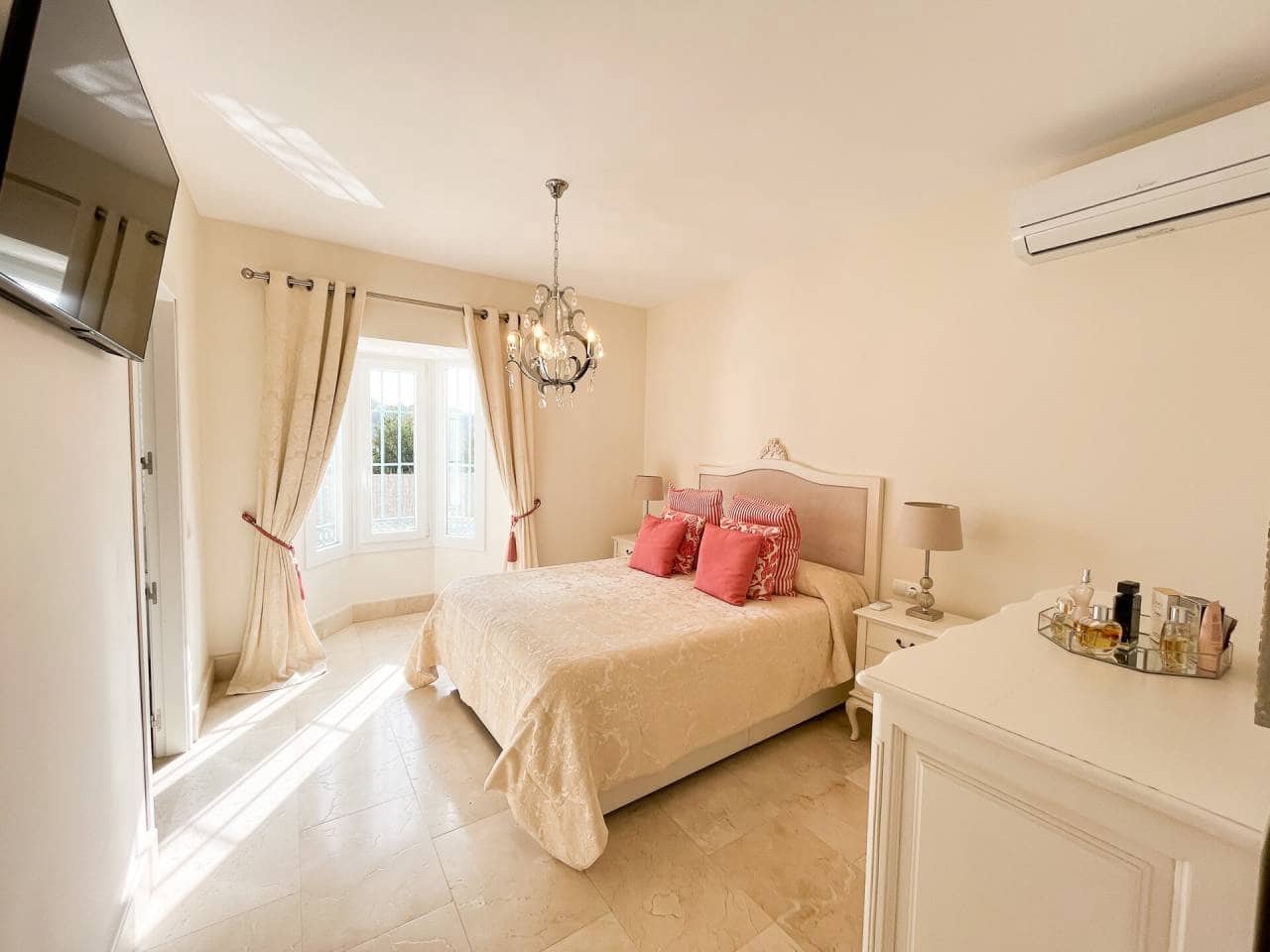 4 bedroom Villa for sale in San Roque with pool garage - € 790,000 (Ref: 7419349)