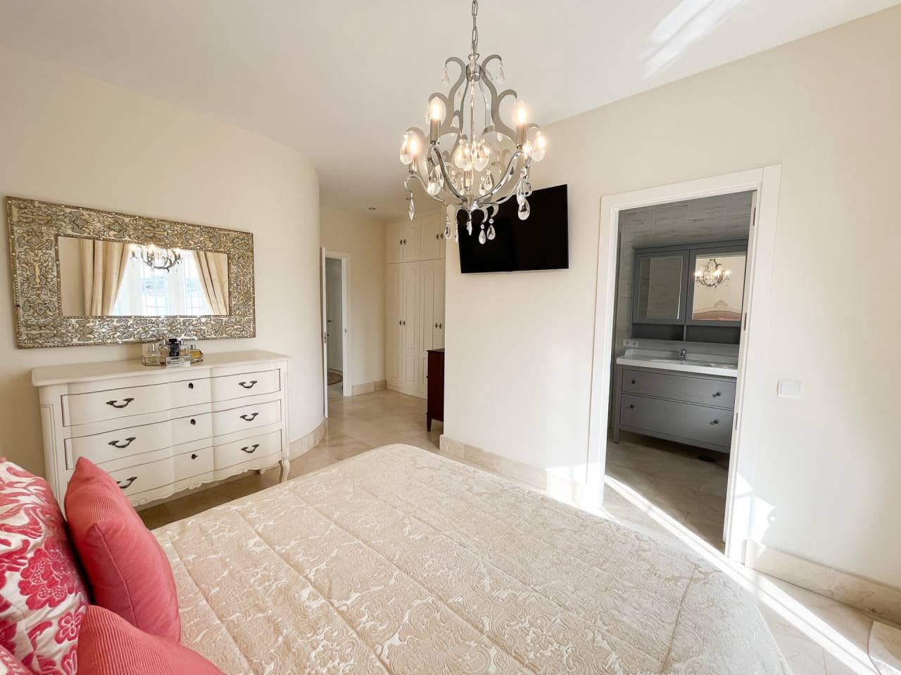 4 bedroom Villa for sale in San Roque with pool garage - € 790,000 (Ref: 7419349)