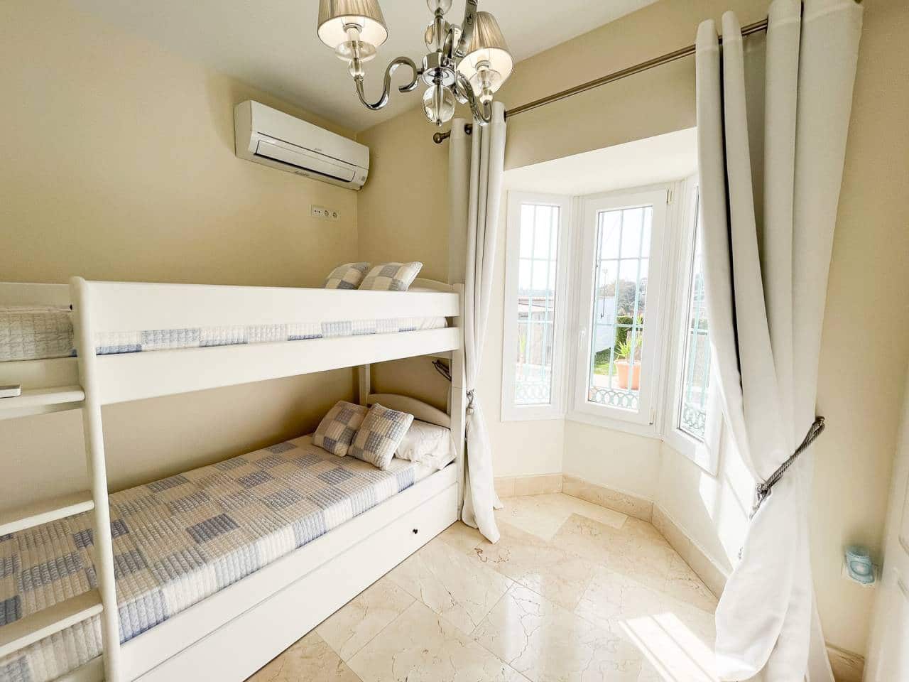 4 bedroom Villa for sale in San Roque with pool garage - € 790,000 (Ref: 7419349)