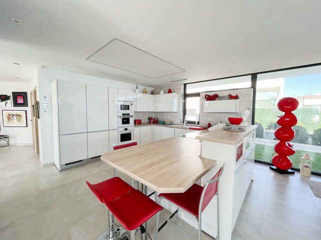 4 soveværelse Villa til salg i Manilva med swimmingpool garage - € 2.250.000 (Ref: 7432971)