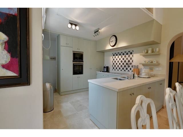 4 bedroom Villa for sale in Benalup with pool - € 690,000 (Ref: 7639817)