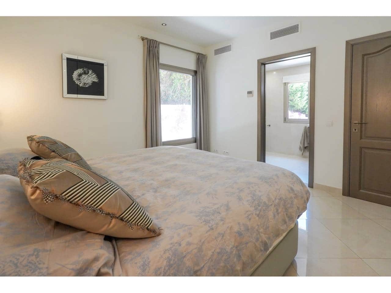 5 bedroom Villa for sale in Sotogrande with pool garage - € 2,195,000 (Ref: 7648879)