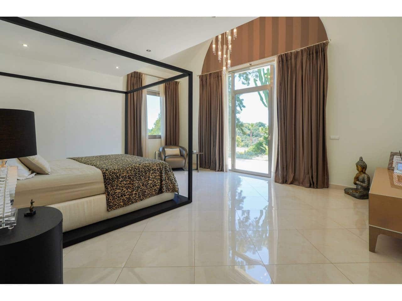 5 bedroom Villa for sale in Sotogrande with pool garage - € 2,195,000 (Ref: 7648879)