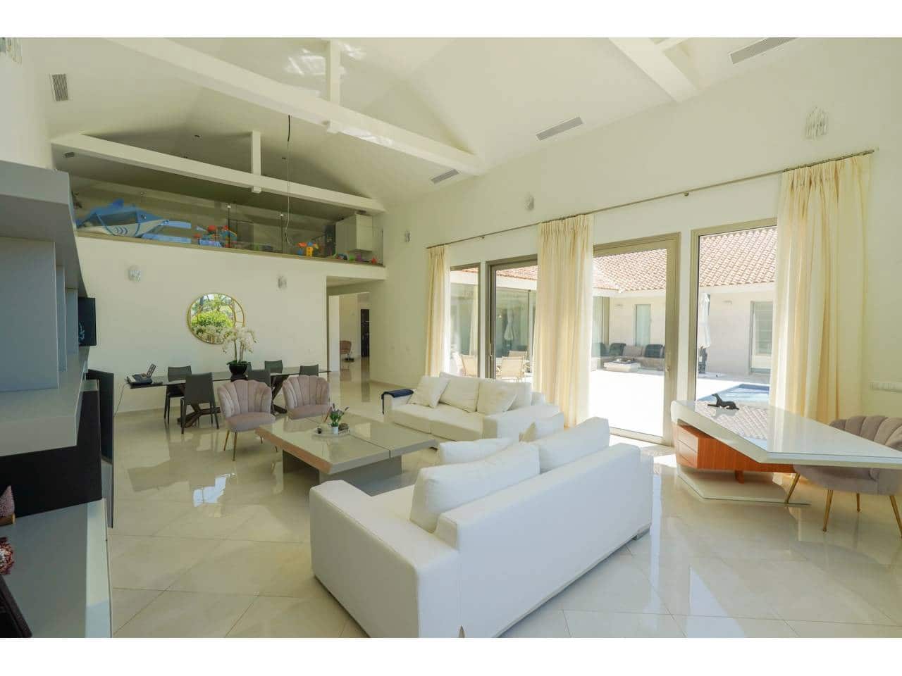 5 bedroom Villa for sale in Sotogrande with pool garage - € 2,195,000 (Ref: 7648879)