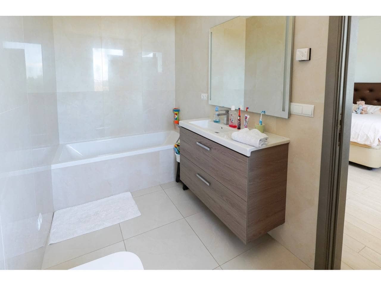 5 bedroom Villa for sale in Sotogrande with pool garage - € 2,195,000 (Ref: 7648879)