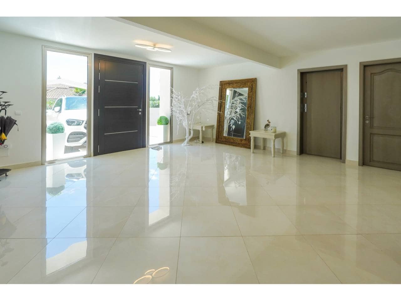 5 bedroom Villa for sale in Sotogrande with pool garage - € 2,195,000 (Ref: 7648879)