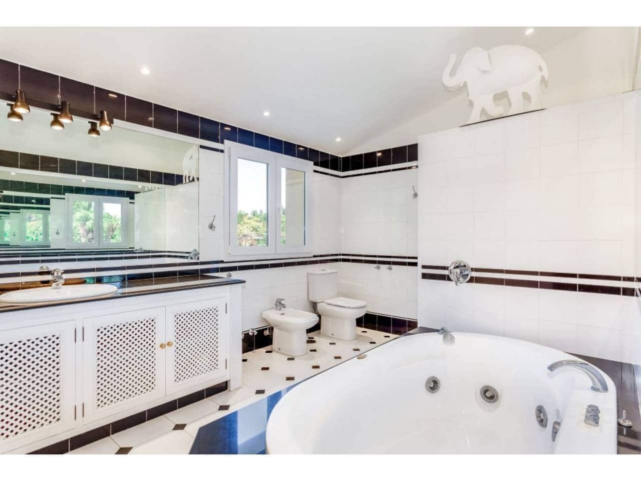 7 soveværelse Villa til salg i Sotogrande med swimmingpool garage - € 2.850.000 (Ref: 7715610)