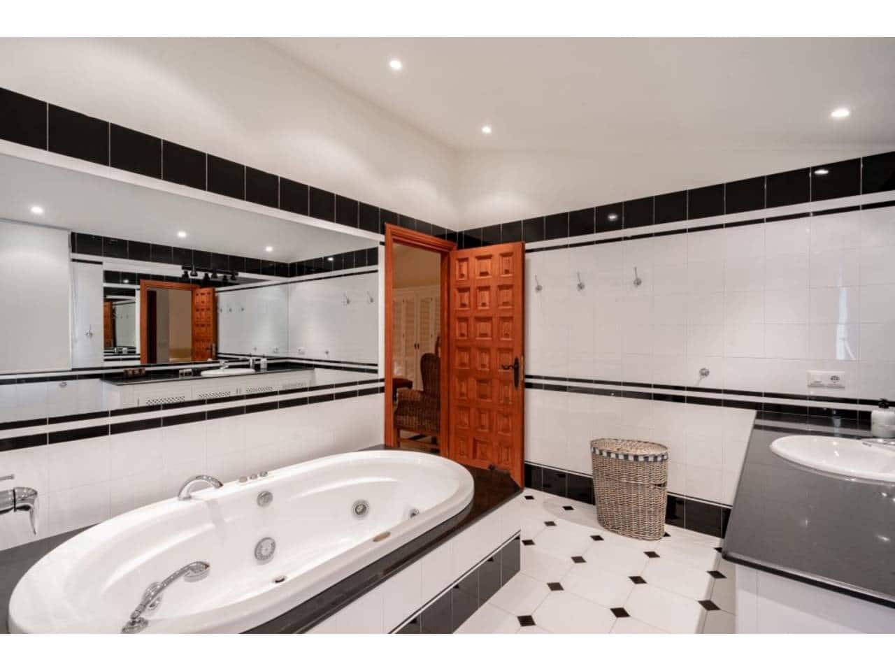 7 soveværelse Villa til salg i Sotogrande med swimmingpool garage - € 2.850.000 (Ref: 7715610)