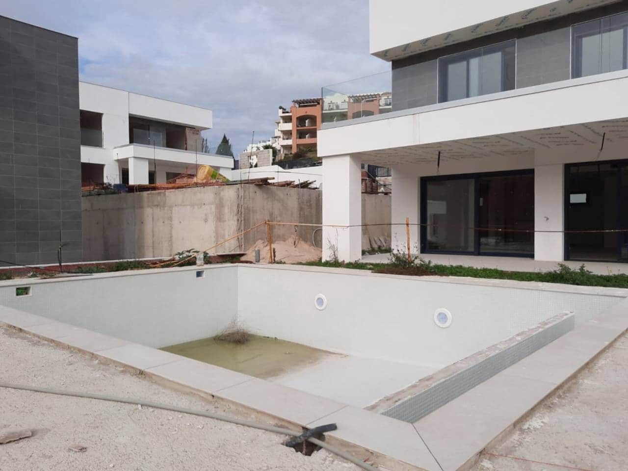 4 soverom Villa til salgs i Castillo de la Duquesa med svømmebasseng garasje - € 770 000 (Ref: 7923734)