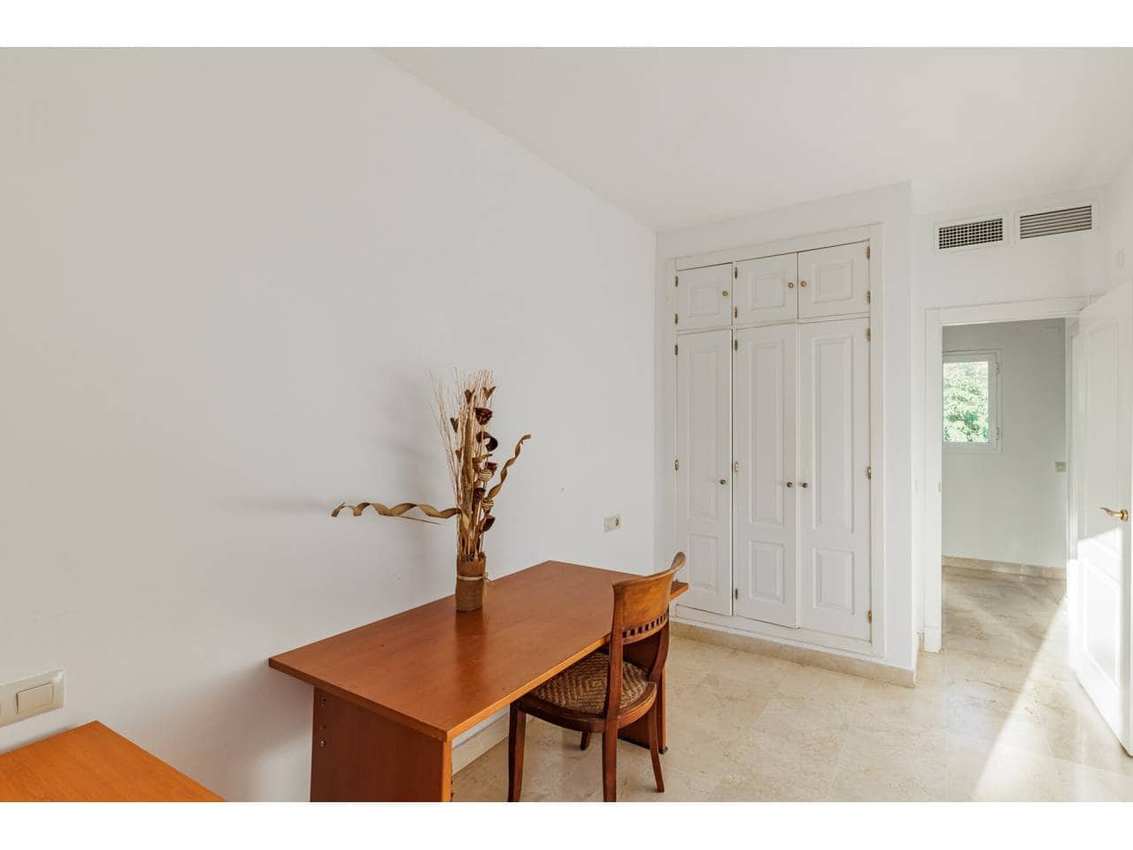 4 soveværelse Villa til salg i La Linea de la Concepcion med swimmingpool garage - € 875.000 (Ref: 7936802)